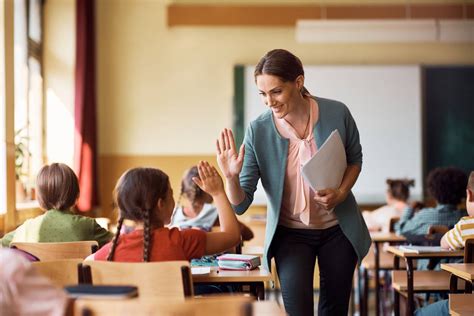 enseignant SEGPA en discussion avec un élève