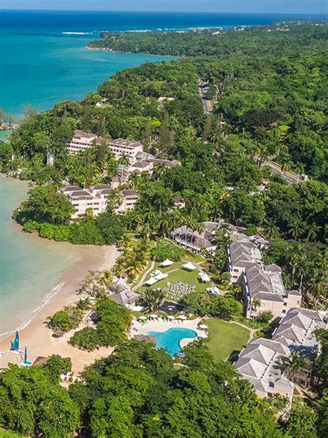 Vue panoramique de la côte d'Ocho Rios et du complexe Couples Sans Souci