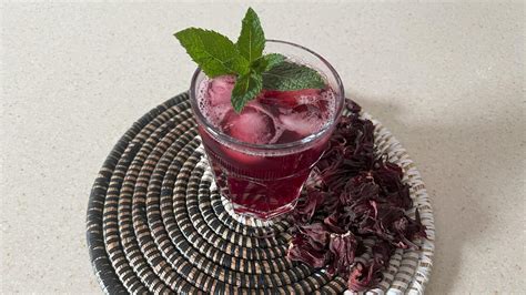 Infusion de fleurs d'hibiscus dans un verre