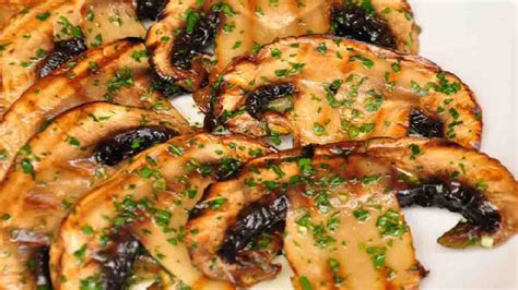 plat cuisiné de champignons sautés avec ail et persil dans une poêle en fonte