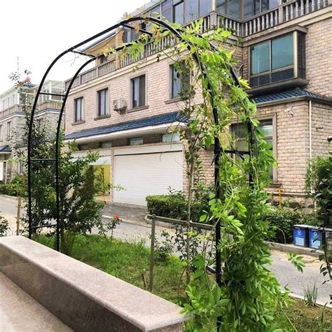 Exemple d'arche de jardin en brique avec des plantes grimpantes