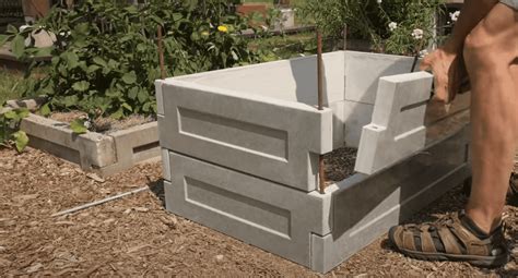 Jardinier construisant un carré potager en béton