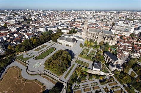 Vue panoramique de la ville de Limoges avec ses jardins publics et son architecture historique