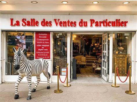 Intérieur d'une salle des ventes typique à Limoges avec des objets d'art et des antiquités