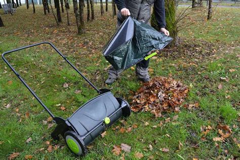 Robot ramasse-feuilles en action sur une pelouse