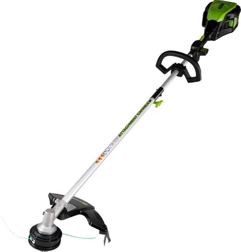 une débroussailleuse sans fil Greenworks utilisée dans un jardin verdoyant
