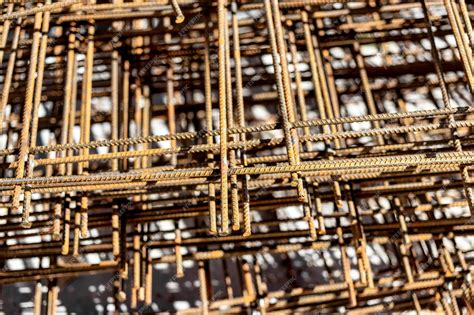 Détail macro de cristaux K9 dans une armature métallique noire