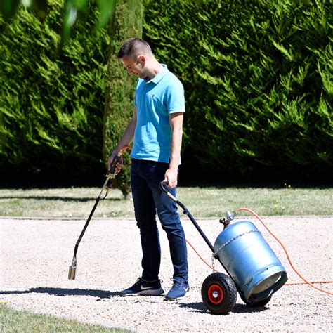 Photo d'un désherbeur thermique avec une bouteille de gaz sur chariot