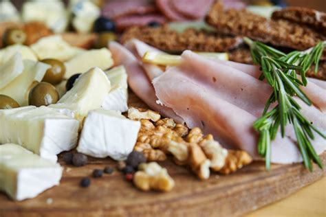 Plateau de fromages et charcuterie artisanale dans un cadre rustique