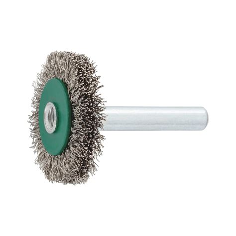 Schéma illustrant le montage d’une brosse rotative sur le train avant d’une tondeuse autoportée pour un désherbage mécanique efficace.