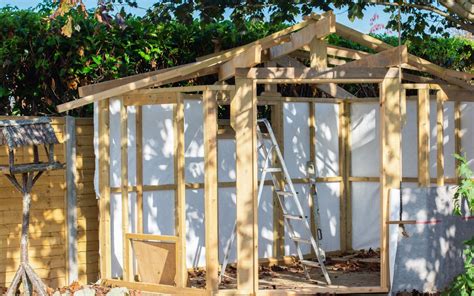 Schéma d'organisation d'un abri de jardin optimisé avec des supports verticaux