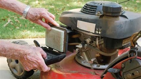 Infographie sur les étapes de nettoyage du filtre à air d'une tondeuse thermique
