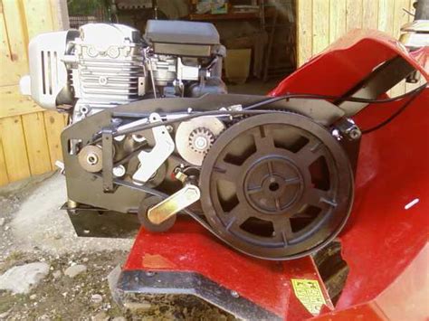 Gros plan sur une courroie de motobineuse neuve