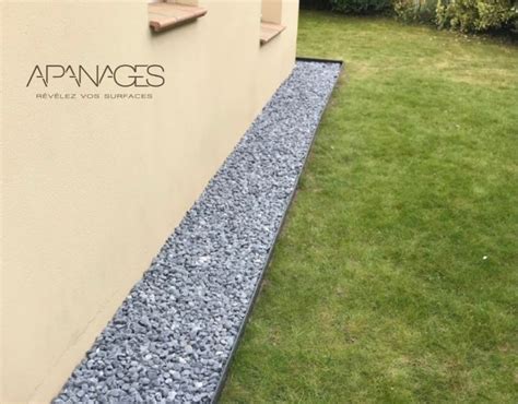 Schéma illustrant une bande de propreté au pied d'un mur avec une légère pente et une bordure de séparation