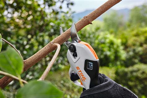 Vue détaillée de l'écran OLED et de la poignée ergonomique du Stihl ASA 20
