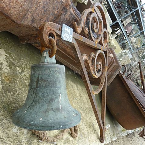 Détail d'une cloche ancienne en bronze