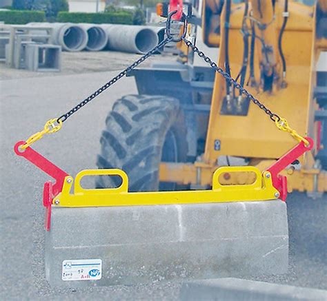 Utilisation d'une pince de levage mécanique pour la pose de bordures lourdes en béton