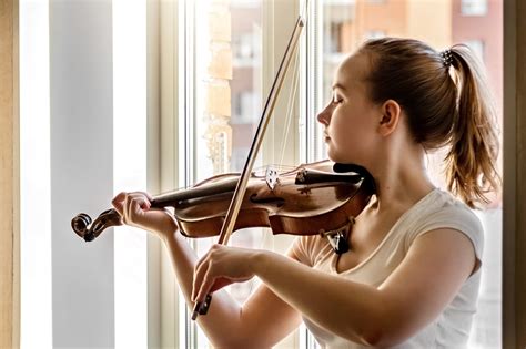 Un professeur de violon corrigeant la posture d'un élève débutant