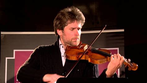 Un violoniste jouant dans un cadre de musique de chambre