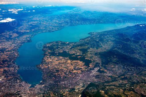 Vue aérienne du lac de Bédorède avec la brèche visible