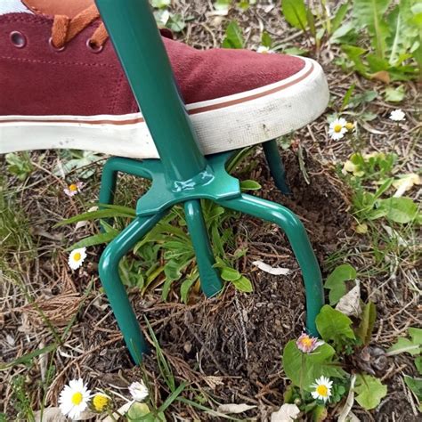 Schéma montrant l'utilisation d'une griffe de jardin pour briser les mottes de terre