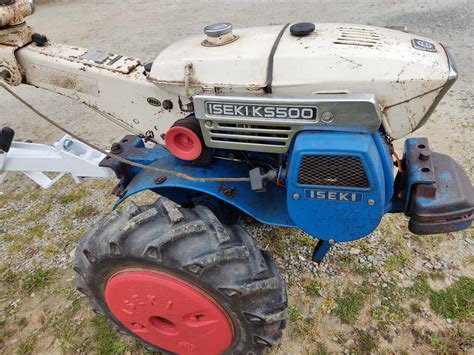 Motoculteur Iseki classique en action dans un jardin potager
