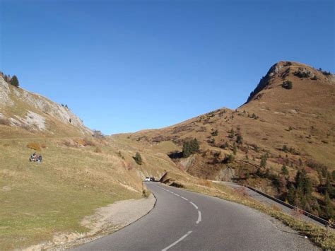 Cycliste atteignant le sommet du Col de la Colombière sous un ciel clair