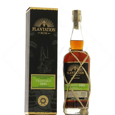 Bouteille de rhum Plantation Trinidad 2003 sur un fond tropical