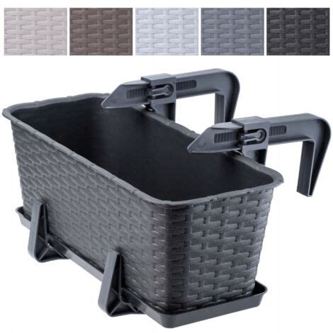 Jardinière en plastique aspect rotin sur balcon