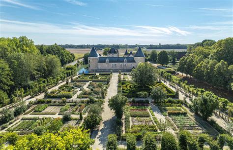 Jardin du château de Chamerolles avec des enfants explorant les plantes