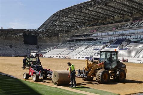 Maintenance de la pelouse du Stade Jean-Bouin