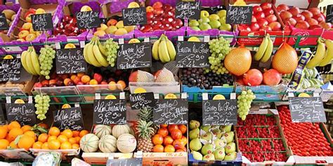 Étalage de primeurs sur un marché