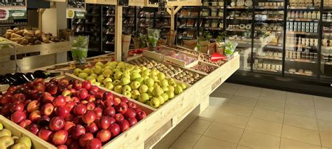 Primeur vendant des fruits et légumes sur un marché en ligne