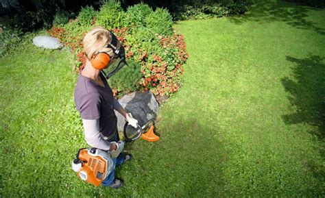 Vue d'ensemble du coupe-bordure Stihl FS 40 en action dans un jardin résidentiel
