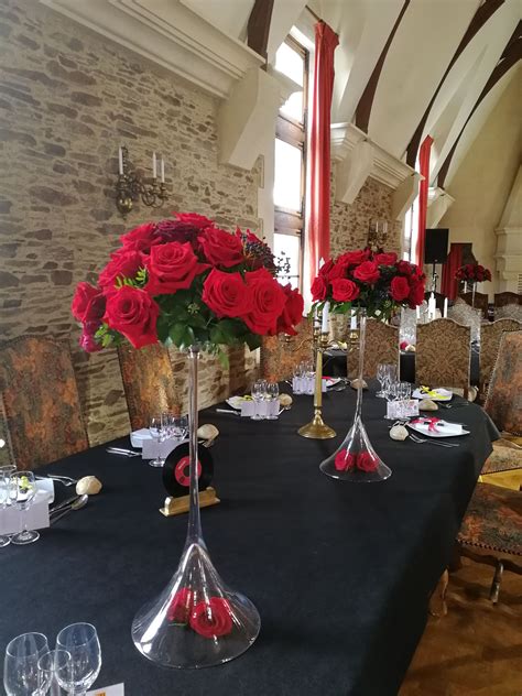 vase martini avec des roses rouges et des perles