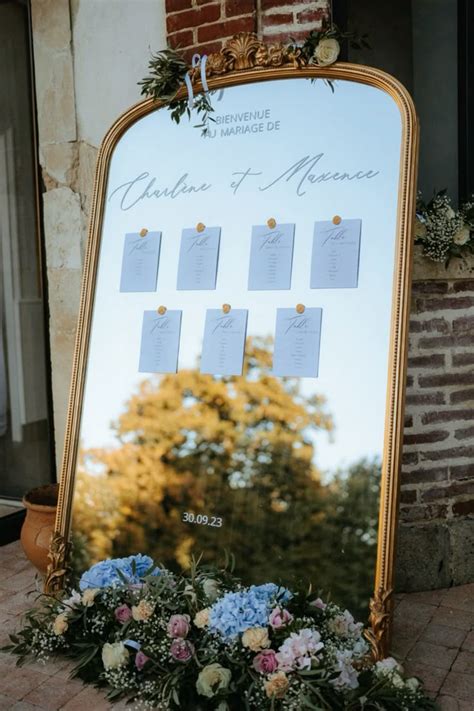 plan de table sur miroir doré avec composition florale