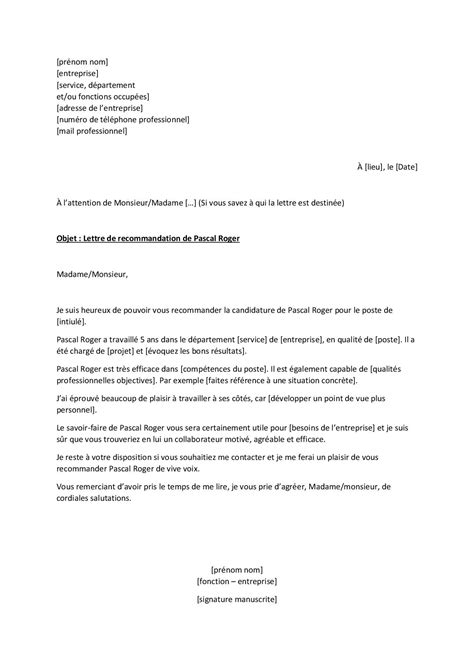 Personne rédigeant une lettre de recommandation