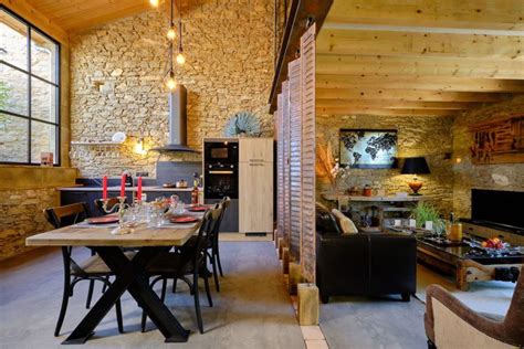 Intérieur du Gîte aux Hortensias avec cheminée et murs en pierres