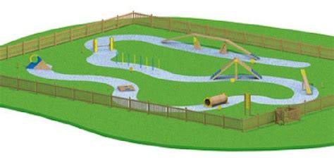 Vue d'ensemble d'un parcours d'agility avec tourets, pneus et passerelles en bois