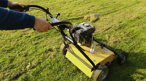 Scarificateur en action au printemps