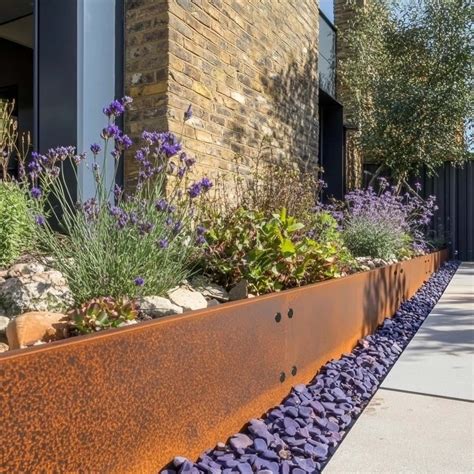 Jardin avec des bordures en acier Corten délimitant une allée