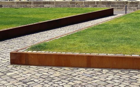 Gros plan sur la texture rouille d'une bordure en acier Corten