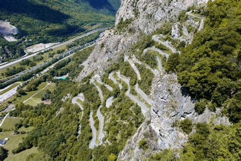 Ancienne photographie de la construction des Lacets de Montvernier