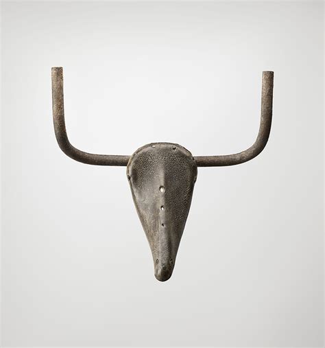 Une sculpture moderne et minimaliste de tête de taureau utilisant des matériaux inattendus