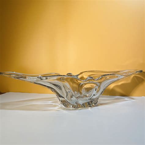 Coupe à fruits en cristal débordante de fruits frais