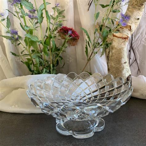 Coupe à fruits en cristal comme centre de table élégant avec des bougies