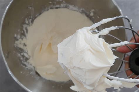 préparation de la chantilly mascarpone ferme dans un saladier
