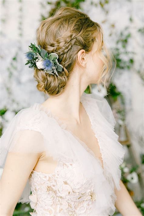 Coiffure de mariée bohème ornée d'un peigne floral bleu