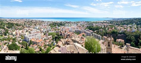 Vue panoramique de Cagnes-sur-Mer avec la mer Méditerranée