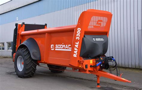 Vue d'ensemble d'un épandeur Sodimac Rafal en plein travail de précision